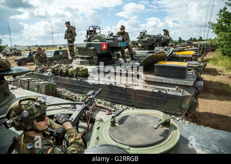 Gardelegen, Deutschland, Panzer Grenadier-Kompanie in einer Praxis auf dem Truppenübungsplatz Altmark Stockfoto