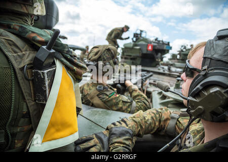Gardelegen, Deutschland, Panzer Grenadier-Kompanie in einer Praxis auf dem Truppenübungsplatz Altmark Stockfoto
