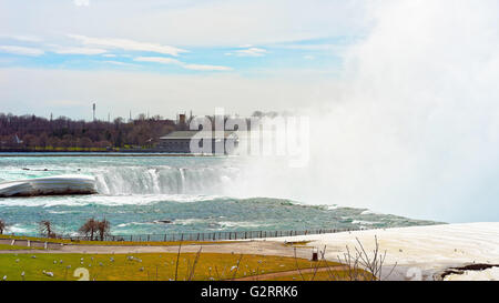 Spritzer auf die Niagarafälle betrachtet von der amerikanischen Seite. Ein Blick vom Niagara Staatspark. Stockfoto