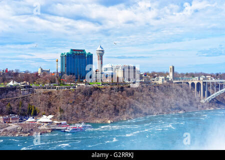 Niagara Falls, USA - 30. April 2015: Regenbogen-Brücke über die Schlucht des Niagara River. Es ist eine Bogenbrücke zwischen den Vereinigten Staaten von Amerika und Kanada Stockfoto