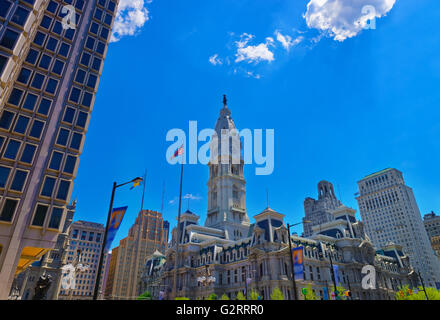 Philadelphia City Hall mit William Penn Statue auf dem Turm. Blick von der Straße. Pennsylvania, USA. Stockfoto