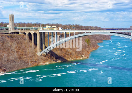 International-Regenbogen-Brücke über den Niagara River Gorge von amerikanischer Seite in der Nähe von Niagara Falls. Es ist eine Bogenbrücke zwischen den Vereinigten Staaten von Amerika und Kanada. Stockfoto