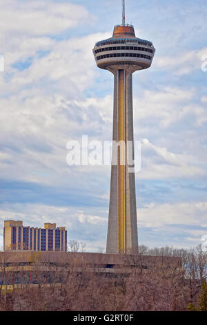 Aussichtsturm in Ontario in Kanada in der Nähe von Niagara River. Niagara River ist eine Grenze zwischen den Vereinigten Staaten von Amerika und Kanada. Stockfoto