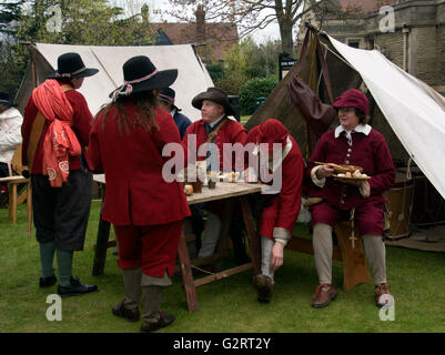 LINCOLNSHIRE; NEWARK; SCHLOSSPARK; CIVIL WAR REENACTOR ZU MITTAG Stockfoto