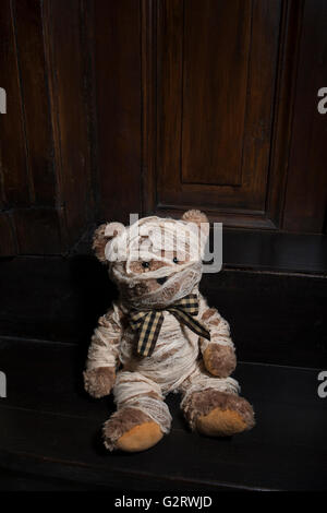 Teddy (Bär) Mumie oder verletzten für Halloween oder Leid Stockfoto