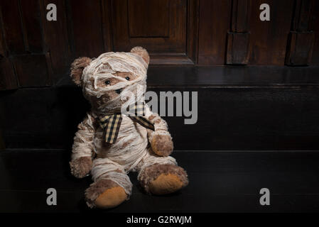 Teddy (Bär) Mumie oder verletzten für Halloween oder Leid Stockfoto