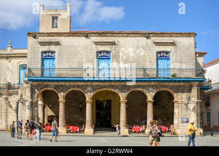 Traditionelle Kolonialarchitektur auf einem renovierten Gebäude in Plaza De La Catedral (Domplatz), Alt-Havanna, Kuba Stockfoto