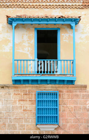 Traditionelle blaue Tür und Balkon auf einem renovierten Gebäude in Plaza De La Catedral (Domplatz), Alt-Havanna, Kuba Stockfoto