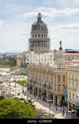 El Capitolio (oder National Capitol Building) und Gran Teatro de La Habana Alicia Alonso, Parque Central, Havanna, Kuba Stockfoto