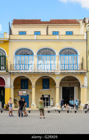 Bunte renoviert Kolonialbauten in Plaza Vieja, Alt-Havanna, Kuba Stockfoto