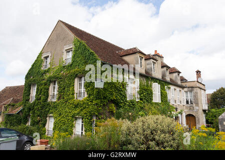 Ein tolles Haus in Vezelay durch Blumen, Paris, Frankreich. Stockfoto