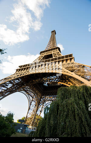 Der Blick auf den Eiffelturm von unten an einem sonnigen Tag, Paris, Frankreich. Stockfoto