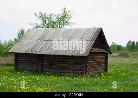 altes Holzhaus steht allein in der Wüstung Menschen Stockfoto