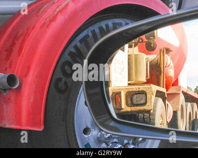 Blick auf ein Betonmischer in einem Seite-Ansicht-Spiegel Stockfoto