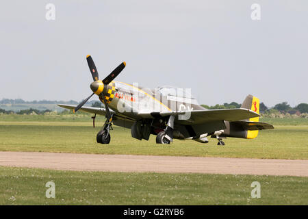 North American TF - 51D Mustang Kämpfer Flugzeug "Miss Velma" vor Ort am Flughafen von Duxford, Cambridge UK Stockfoto