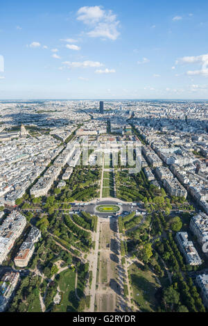 Die Aussicht vom Gipfel der Eiffelturm von Champ de Mars Park, Paris, Frankreich. Stockfoto