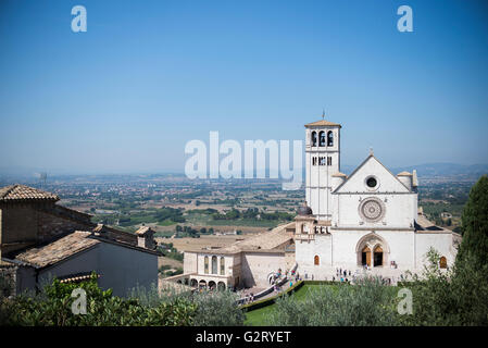 Die schöne Landschaft von Assisi und die Basilika des Heiligen Franziskus von Assisi zu sehen aus der Ferne, Italien. Stockfoto