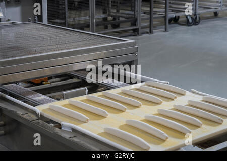 Rohteig auf Conveyor Belt, Brot Bäckerei, Philadelphia USA Stockfoto