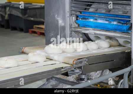 Rohteig auf Conveyor Belt, Brot Bäckerei, Philadelphia USA Stockfoto