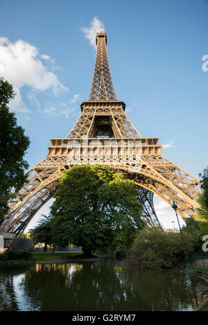 Die erstaunliche Eiffelturm von oben gesehen und einem kleinen Teich unten an einem klaren Tag, Paris, Frankreich. Stockfoto