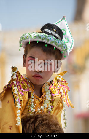 Ein Junge gekleidet für Shinbyu Novitiation Zeremonie auf Schultern, Botataung Pagode, Yangon, Yangon State in Myanmar durchgeführt Stockfoto