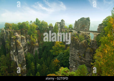 Brücke benannt Bastei in der sächsischen Schweiz Deutschland an einem sonnigen Tag im Herbst mit bunten Bäumen und Blättern Stockfoto