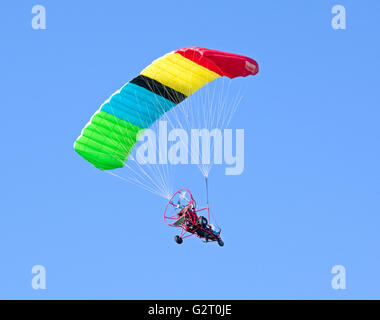 angetriebene Gleitschirm fliegen unter blauem Himmel Stockfoto