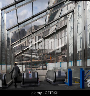 LONDON, UK - APRIL 07: ein neuer moderner Eingang zur Station Tottenham Court Road.  7. April 2016 in London. Stockfoto