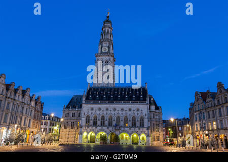 Das gotische Rathaus und der Glockenturm am Platz der Helden in Arras in Frankreich Stockfoto