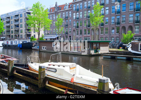 sonnigen Sommertag in Amsterdam. schwimmende Häuser an den Grachten und Brücken Stockfoto