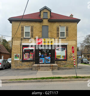 Das vordere äußere eines Mini-Mart Shop in der kanadischen Stadt London Ontario. Stockfoto