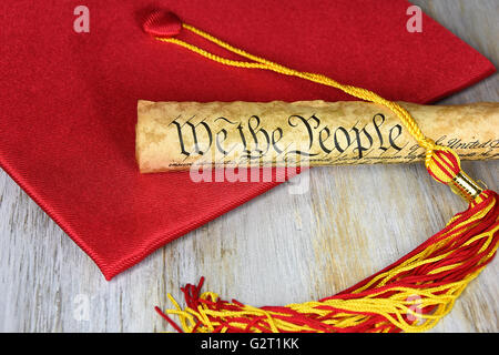 Roten Abstufung Kappe und Gold und rot Quaste mit Vereinigte Staaten Beschaffenheit auf verwittertem Holz. Stockfoto