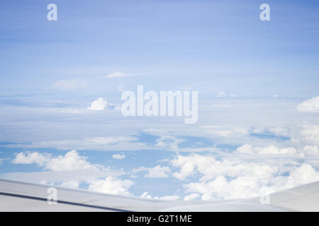 Bewölkter Himmelsblick vom Flugzeug Kabinenfenster, Fotoarchiv Stockfoto