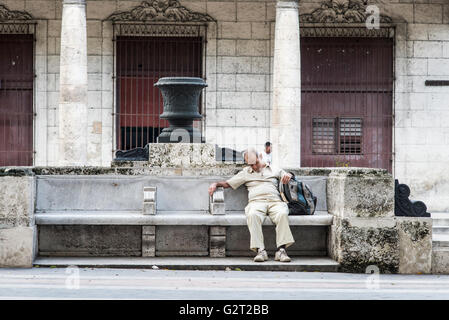 Mann, der auf einer Bank im Paseo Martí, La Habana, Kuba, Karibik, Südamerika ruht Stockfoto