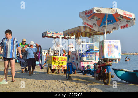 Händler am Strand von Durres, Albanien Stockfoto