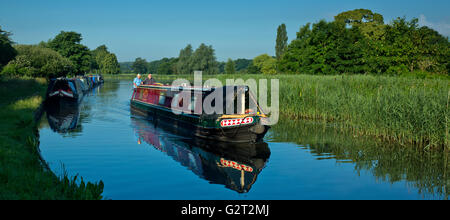 Zwei Personen auf Narrowboat im Sommer bei Tixall breit auf der Staffordshire und Worcester Kanal im Juli Cannock Chase AONB Stockfoto