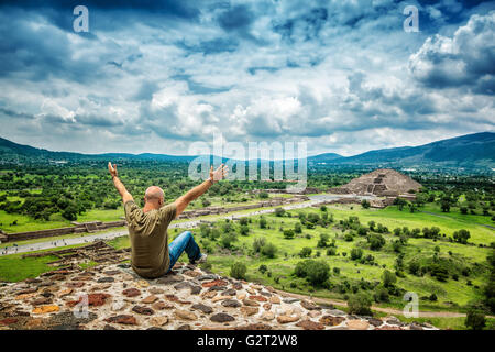 Pyramiden von Sonne und Mond auf der Straße der Toten, antiken Stadt Teotihuacan, alte Ruinen der aztekischen Zivilisation, glücklicher Mann Stockfoto
