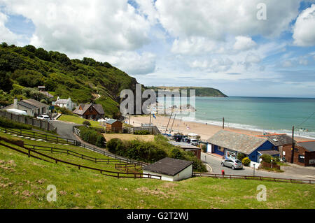 Fotografieren Sie im Sommer zu Tresaith Dorf mit Sandy und Strand an der irischen See auf Cardigan Bay Ceredigion Wales UK Stockfoto