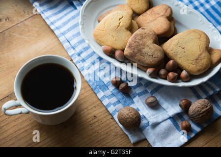 Herzförmige Kekse und schwarzer Kaffee Stockfoto