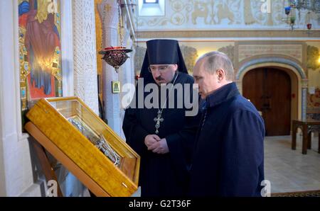 Der russische Präsident Vladimir Putin besucht die Kirche Saint Martyrs Vera, Nadeschda, Ljubow und ihre Mutter Sofia befindet sich im Inneren der Dima Rogachyov Center of Children es Hämatologie bei einem Rundgang durch die Anlage 1. Juni 2016 in Moskau, Russland. Stockfoto