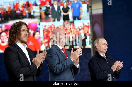 Der russische Präsident Vladimir Putin steht neben FIFA-Präsident Gianni Infantino, Center und spanischer Fußballspieler Carles Puyol im Rahmen einer Feierstunde das volunteer-Programm für das Jahr 2017 starten FIFA Confederations Cup und die Fußballweltmeisterschaft 2018 1. Juni 2016 in Moskau, Russland. Russland bietet Großveranstaltungen und Hoffnung, 15.000 Freiwillige, die helfen, mit den spielen zu gewinnen. Stockfoto