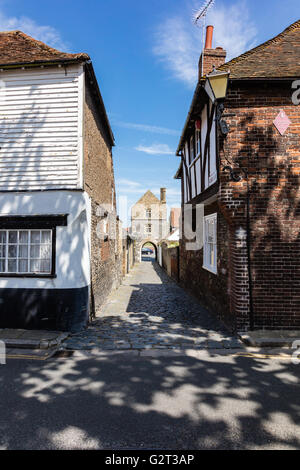 Quay Lane, einer Gasse in Sandwich mit historischen Gebäuden und auf dem Land beiderseits und gewölbten Gateway. Kent, UK Stockfoto