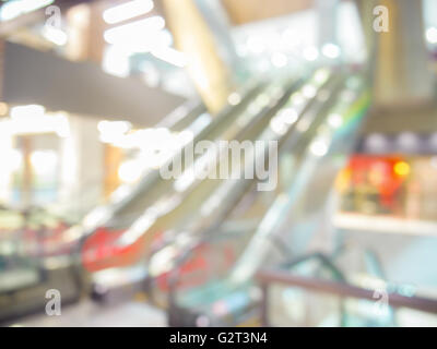 verschwommene Rolltreppe im Einkaufszentrum als Hintergrund Stockfoto
