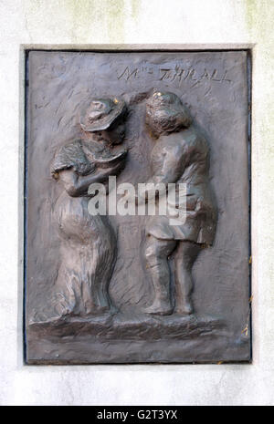 London, England, Vereinigtes Königreich. Plaque zeigt Dr. Samuel Johnson und Frau Hester Thrale (Thrall) auf den Sockel der Statue von Dr. Johnson... Stockfoto