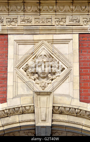London, England, Vereinigtes Königreich. Royal Albert Hall - kunstvoll geschnitzten Schlussstein über einen Bogen über dem Eingang Stockfoto