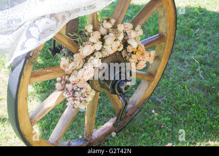 Dekorierte Wagen mit Vasen, Blumen und handgefertigte Dinge für modische event Stockfoto