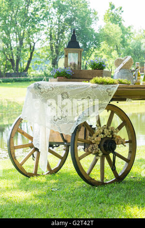 Dekorierte Wagen mit Vasen, Blumen und handgefertigte Dinge für modische event Stockfoto