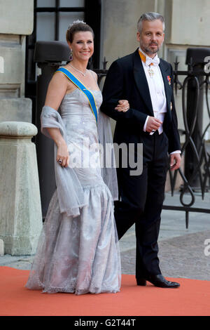 Prinzessin Martha Louise von Norwegen und Ehemann Ari Behn, Teilnahme an der Hochzeit von Prinz Carl Philip von Schweden und Sofia Hellqvist Stockfoto