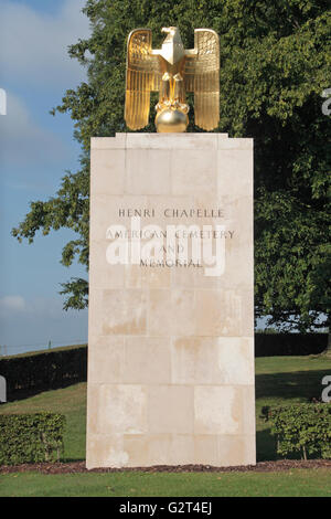 Goldener Adler gekrönt Eingang Säule, die in der Henri Chapelle American Cemetery & Memorial, in der Nähe von Welkenraedt, Belgien. Stockfoto