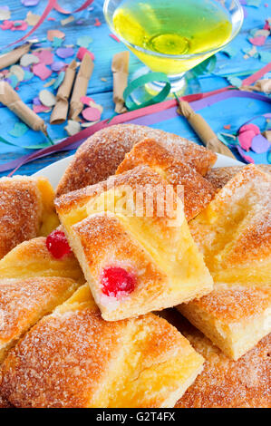 eine Platte mit Stücken von Coca de Sant Joan, eine typische süße Fladen aus Katalonien, Spanien, auf Saint Johns Eve, auf einem rustikalen gegessen Stockfoto